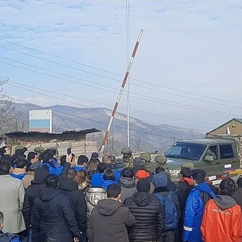 Protesto em bloqueio do corredor de Lachin. Créditos: Aykhan Zayedzadeh / Wikimedia Commons.