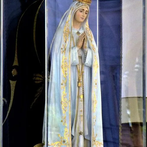 Primeira escultura de Nsa Sra de Fátima, na Cova da Iria. Créditos: Wikimedia Commons.