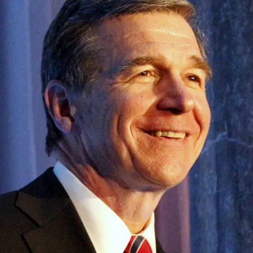 Governador da Carolina do Norte Roy Cooper. Créditos: Wikimedia Commons.