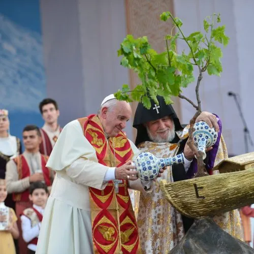 Papa Francisco e Catholicos Garegin II, em cerimônia ecumênica na Praça da República, Yerevan, Armênia, junho de 2016. Créditos: Wikimedia Commons.