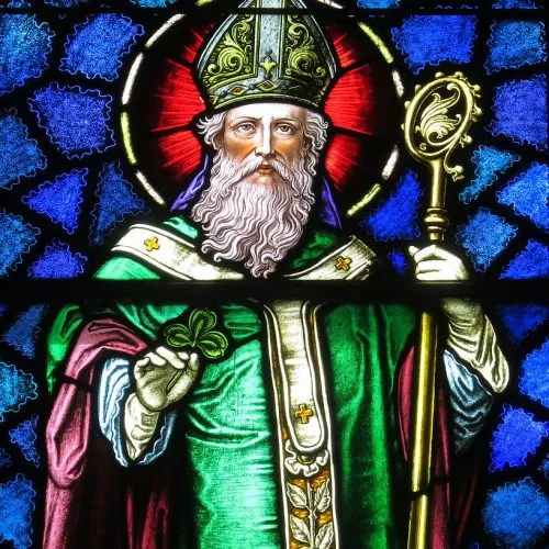 Vitral de São Patrício, Apóstolo da Irlanda. Créditos: Nheyob