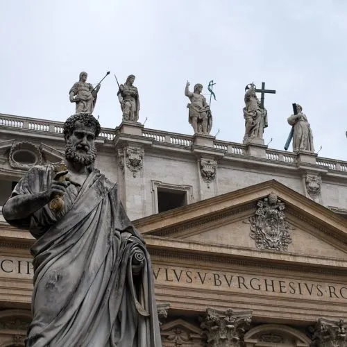Estátua de São Pedro de Giuseppe de Fabris, na Praça de São Pedro, no Vaticano. Créditos: pxhere.