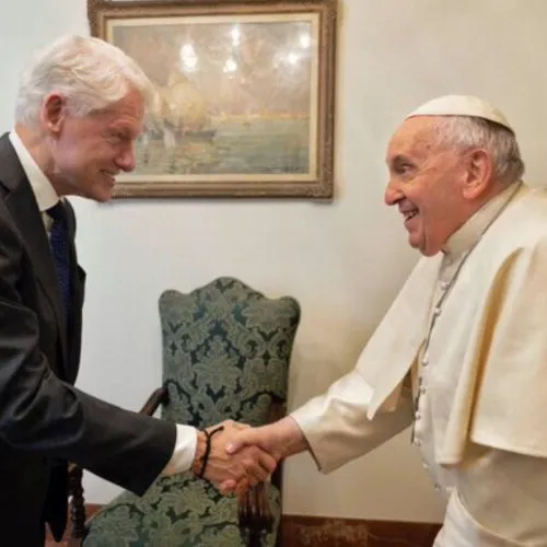 Papa Francisco recebe Bill Clinton e o filho de George Soros em visita privada ao Vaticano