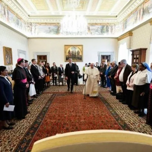 Membros da Pontifícia Comissão para a Tutela dos Menores se encontram com o Papa Francisco. Créditos: Vatican Media.