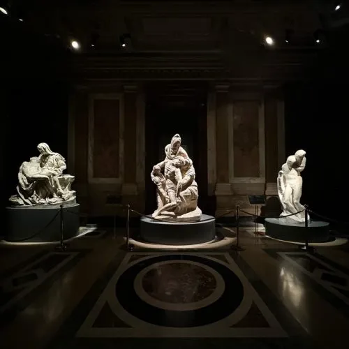 Museus do Vaticano exibem as três “Piedades” de Michelangelo em exposição especial