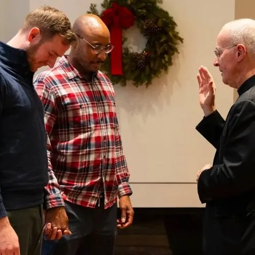 Padre James Martin abençoa par homossexual em Nova York
