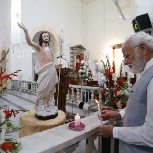 O primeiro-ministro da Índia visita a Catedral de Delhi por ocasião da Páscoa