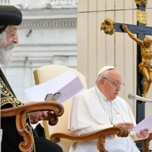 Tawadros II se torna o primeiro líder religioso não católico a falar aos fiéis em São Pedro