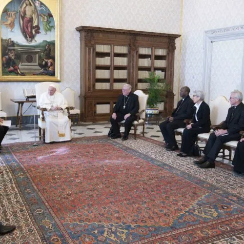 Papa Francisco se reúne com membros da comissão preparatória para a assembléia geral do Sínodo dos Bispos na biblioteca do Palácio Apostólico no Vaticano em 16 de março. Na foto à direita do papa estão: Cardeal Jean-Claude Hollerich de Luxemburgo, relator geral do próximo sínodo; Bispo Lúcio Muandula de Xai-Xai, Moçambique; Irmã Mercedária Shizue