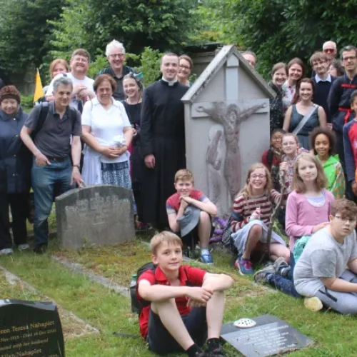 Peregrinos se reúnem em torno do túmulo de Chesterton em Beaconsfield durante a peregrinação de 25 de julho de 2020 | Foto da Sociedade Católica GKC / CNA