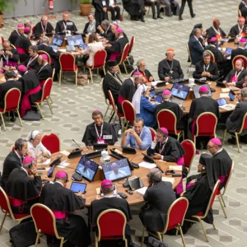Delegados do Sínodo sobre a Sinodalidade em pequenos grupos ouvem, no dia 4 de outubro de 2023, as orientações do Papa Francisco para as próximas semanas. | Créditos: Daniel Ibáñez / EWTN News
