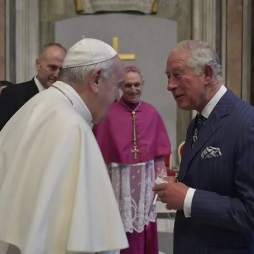 O Papa Francisco e Sua Alteza Real, o então Príncipe Charles de Gales na canonização de São John Henry Newman no Vaticano em 2019. Créditos: mídia vaticana