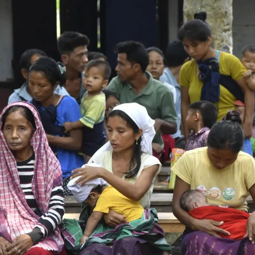 Refugiados do estado de Manipur descansam em um campo de socorro em Lakhipur, no estado de Assam, no nordeste da Índia, domingo, 7 de maio de 2023. Crédito: Panna Ghosh/AP.