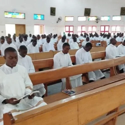 Seminaristas no Seminário Maior Bom Pastor no estado de Kaduna, na Nigéria, onde quatro estudantes foram sequestrados e um, Michael Nnadi, foi assassinado Créditos: Seminário Maior Bom Pastor / Facebook