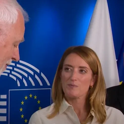 Roberta Metsola recebendo o prêmio In Veritate 2023. Créditos: Secretariado do COMECE / YouTube